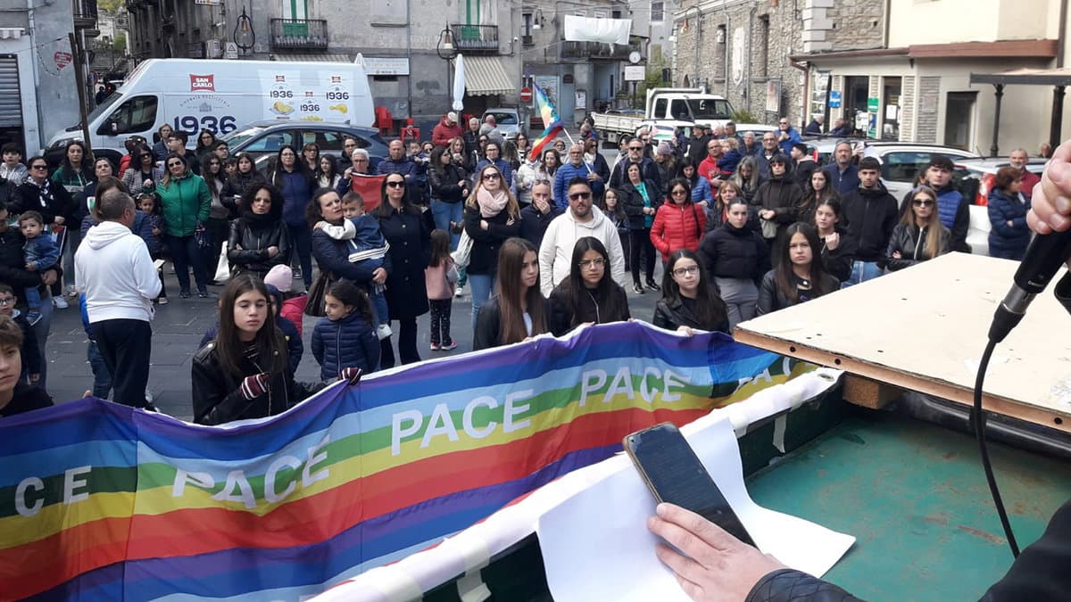 Serrande abbassate e cuori aperti, Longobucco si ferma per Gaza: «Nessuno resti indifferente»