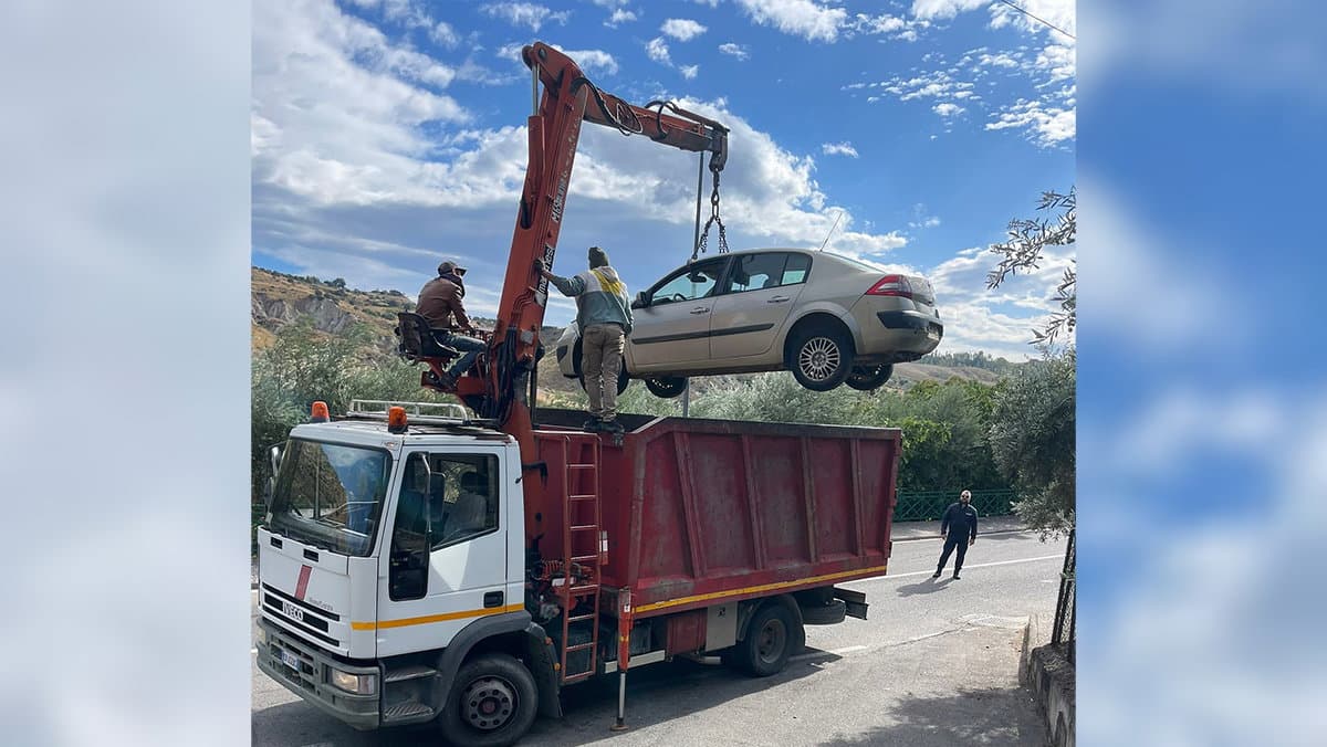 Decoro urbano, a Cassano rimossi dodici veicoli abbandonati