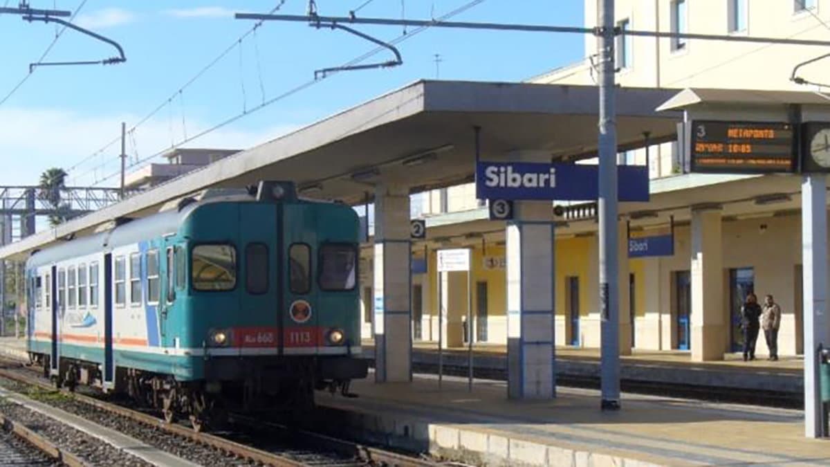 Riprendono i lavori sulla ferrovia jonica, stop ai treni tra Sibari e Crotone: tornano i bus
