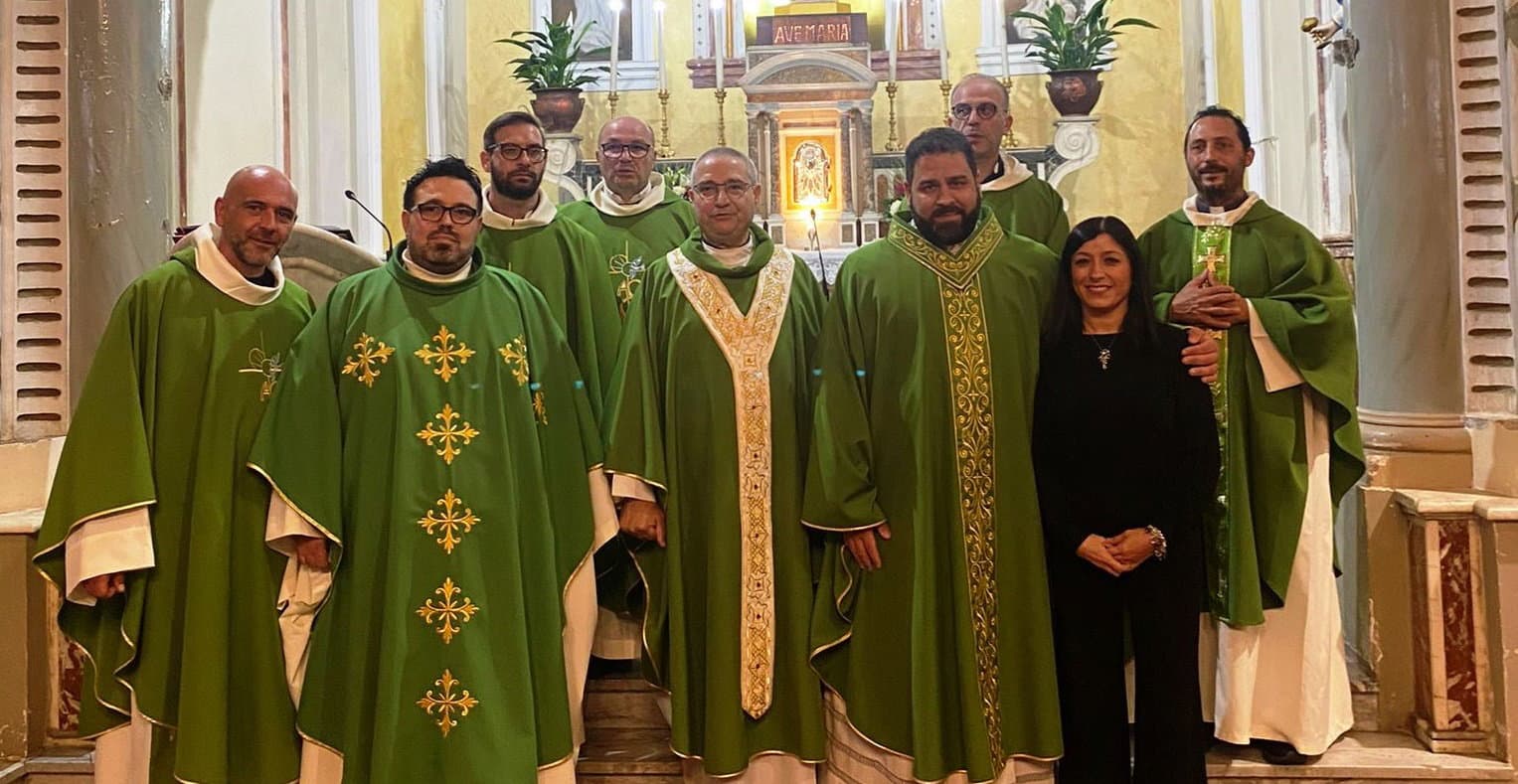 Pietrapaola, un abbraccio tra fede e gratitudine: Don Luigi e Don Gino salutano, Don Raffaele raccoglie il testimone
