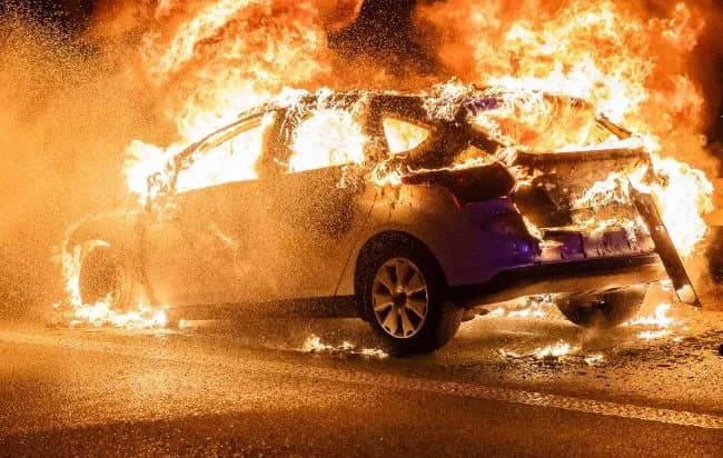 Dà fuoco alle auto di un Carabiniere: arrestato un 37enne a Trebisacce