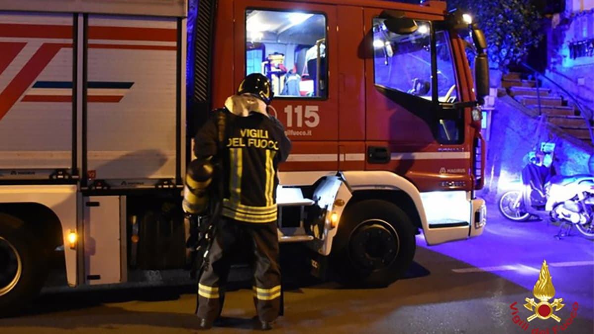 Notte di fuoco a Villapiana: incendiate due auto
