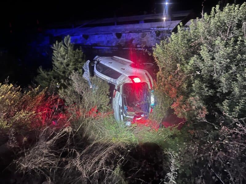 Auto a noleggio finisce in un dirupo: tre persone incastrate nell'abitacolo per un'ora