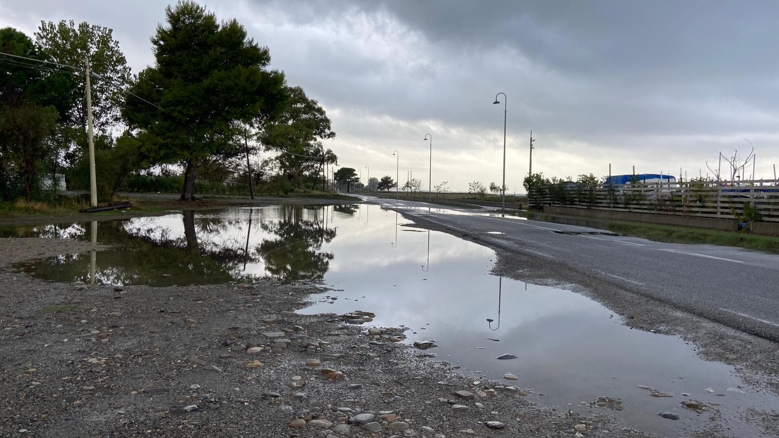 Allerta verde, bomba d'acqua reale: il paradosso delle previsioni meteo in Calabria