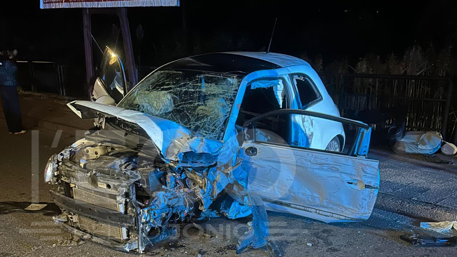 Fiat 500 si ribalta nella notte a Corigliano scalo: tre giovani feriti estratti dalle lamiere