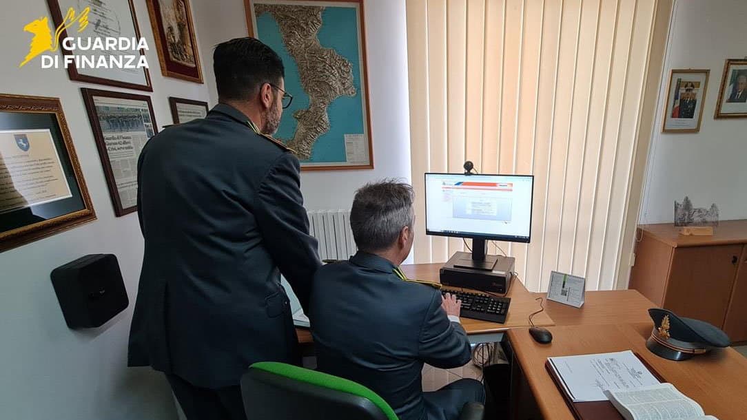 Società inesistenti ma immobili veri e tanti soldi contanti: ecco cosa c’è dietro l’operazione della GdF