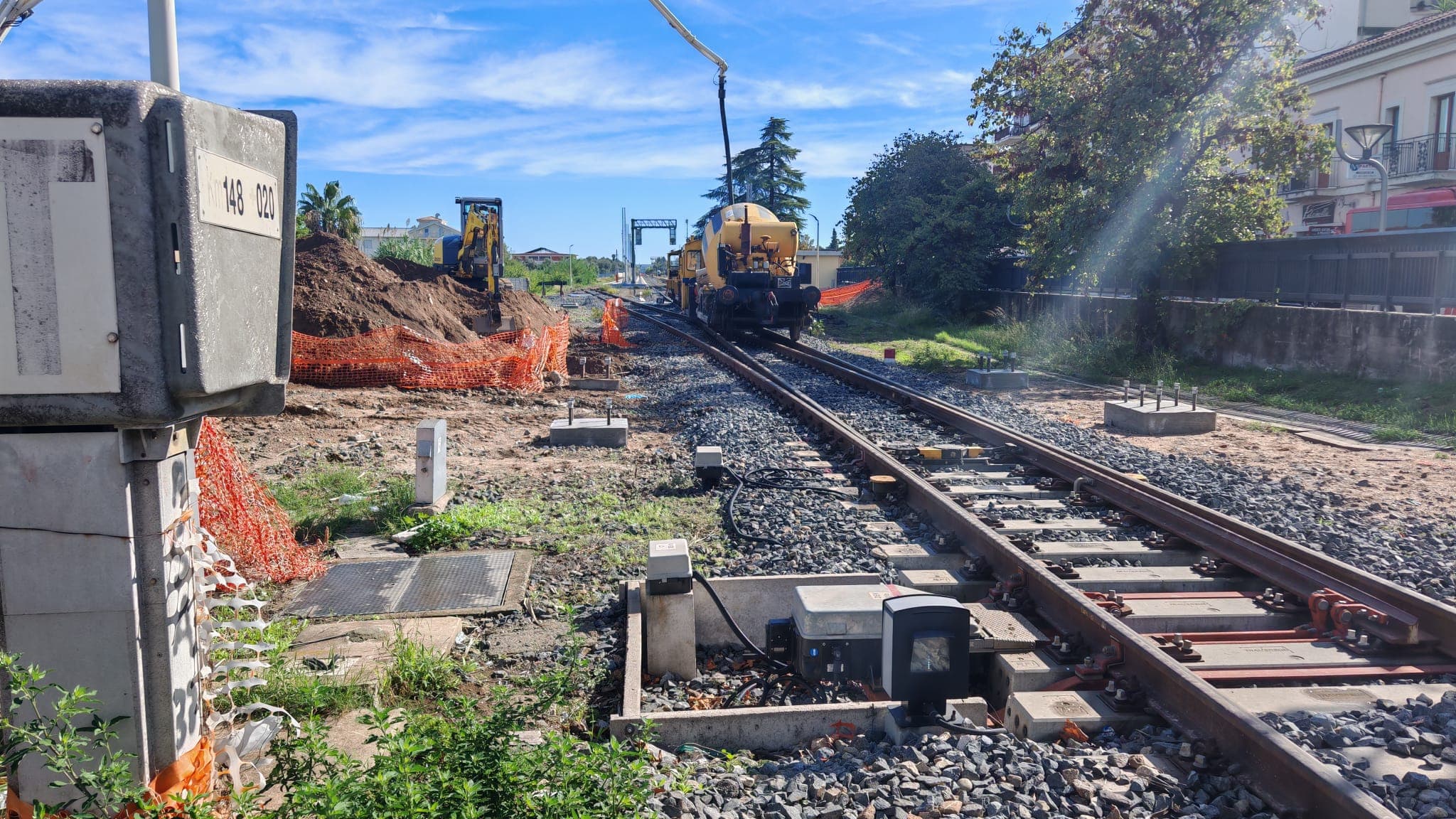 Ferrovia jonica, tra plinti, cantieri aperti e betoniere mobili: ecco cosa sta accadendo sulla linea