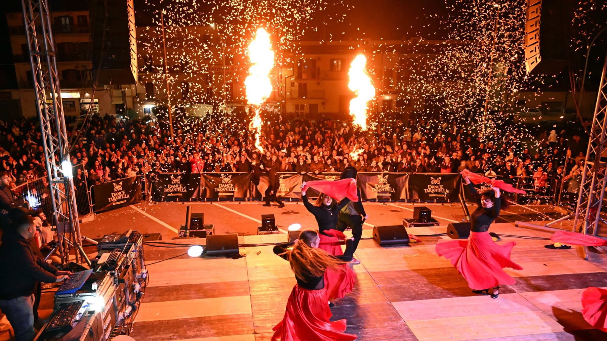 Grande successo per la Festa del Mare a Sibari: in centinaia in piazza per l'evento
