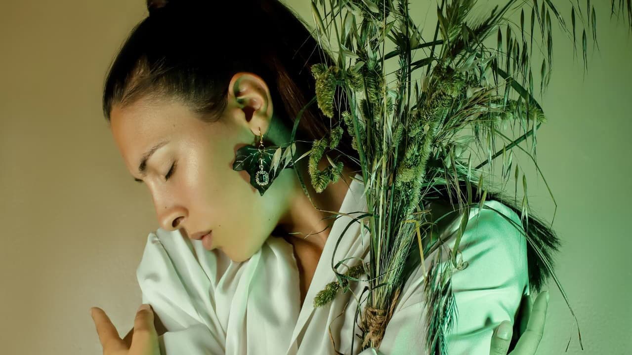 Alessia Madeo, la giovane fotografa che trasforma i proverbi in arte: a Corigliano la mostra “(In)Traducibile”