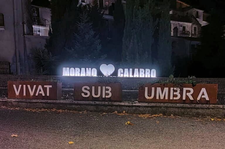 Morano Calabro si rifà il look: nuove installazioni artistiche e segnaletica per il borgo