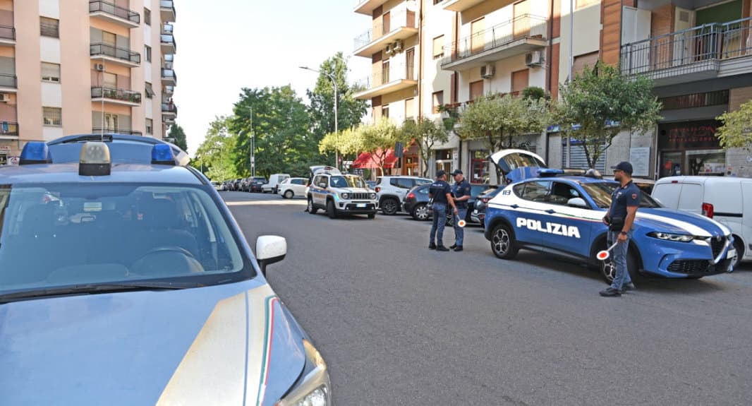 Intensificati i controlli della Polizia: un arresto, 14 denunce e sequestri di droga e armi