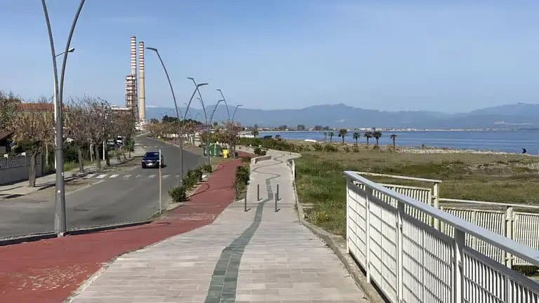 Caputo accusa Stasi: «Sul lungomare di Momena abusi ignorati e anarchia amministrativa»