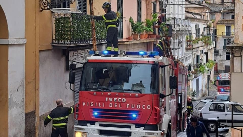 Malore in casa nel centro storico di Rossano: anziana soccorsa dai Vigili del Fuoco