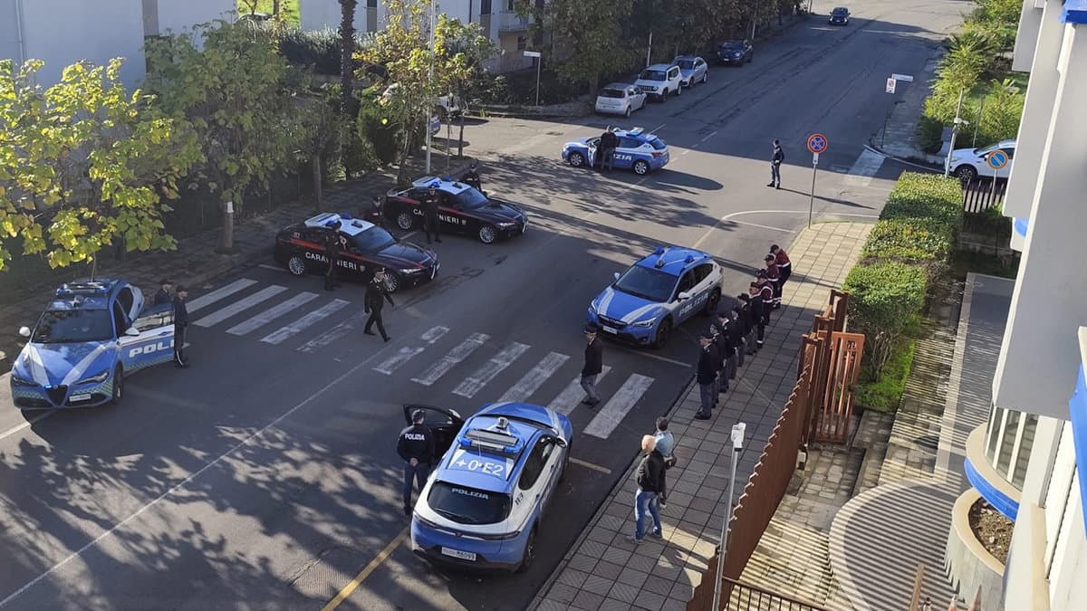 Carabinieri e Polizia uniti nel dolore: un saluto con i lampeggianti accesi per l’assistente capo Aniello Scarpati
