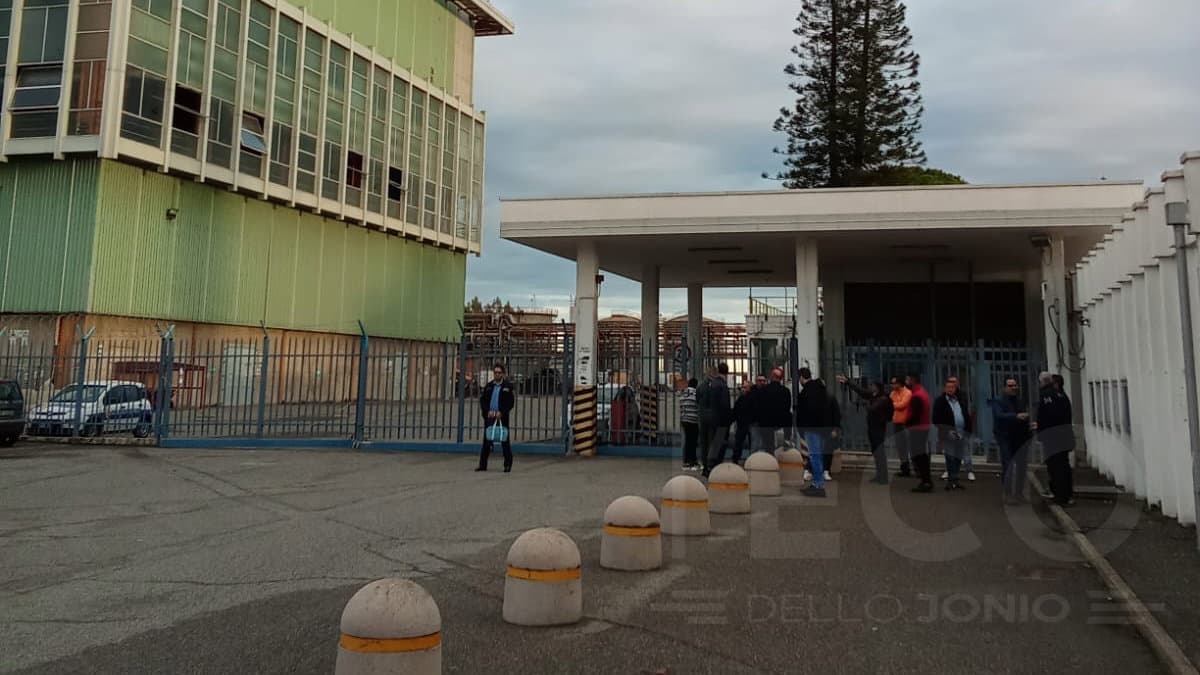 Braccia incrociate davanti ai cancelli Enel: vigilanti in sciopero, lavori fermi e futuro incerto