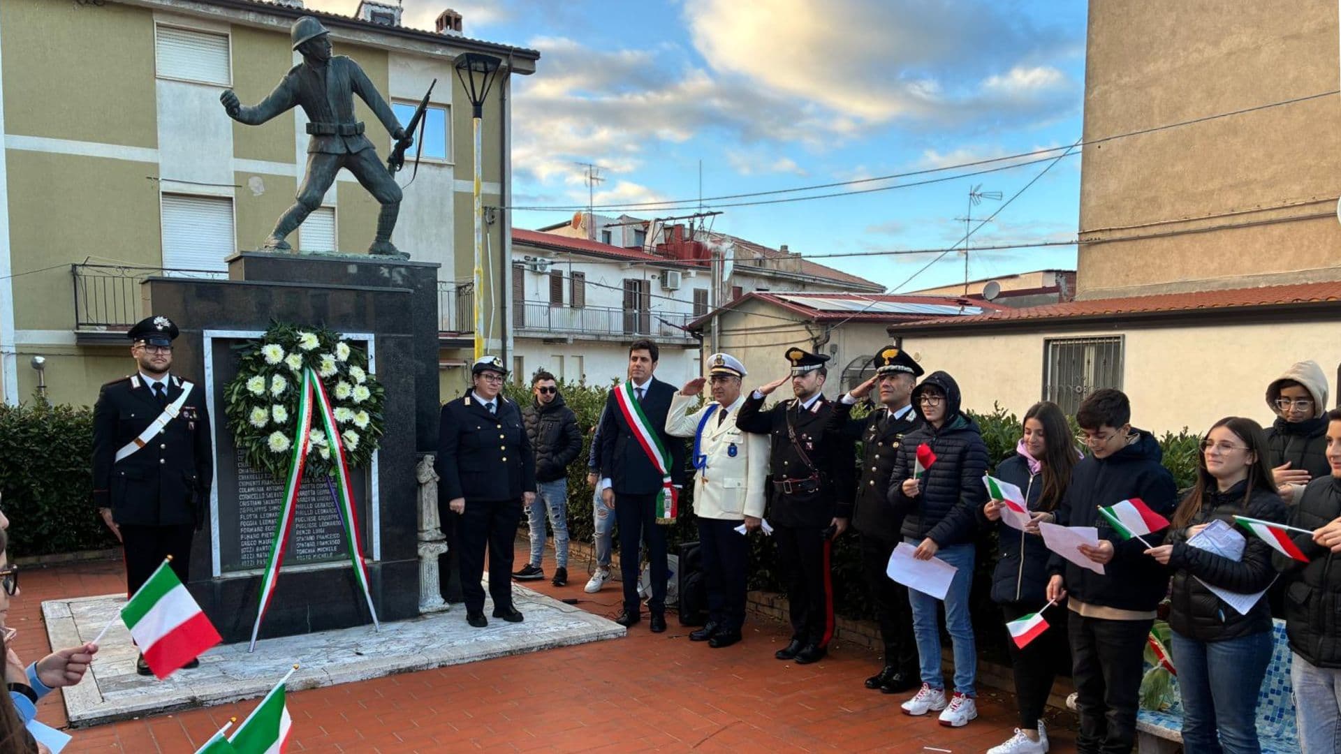 Mandatoriccio celebra il 4 novembre lanciando un messaggio agli studenti