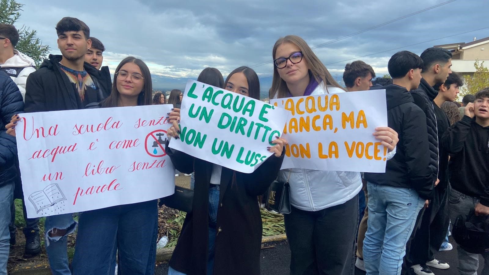 Prosegue la protesta degli studenti del Polo Liceale che rivendicano.... l'acqua