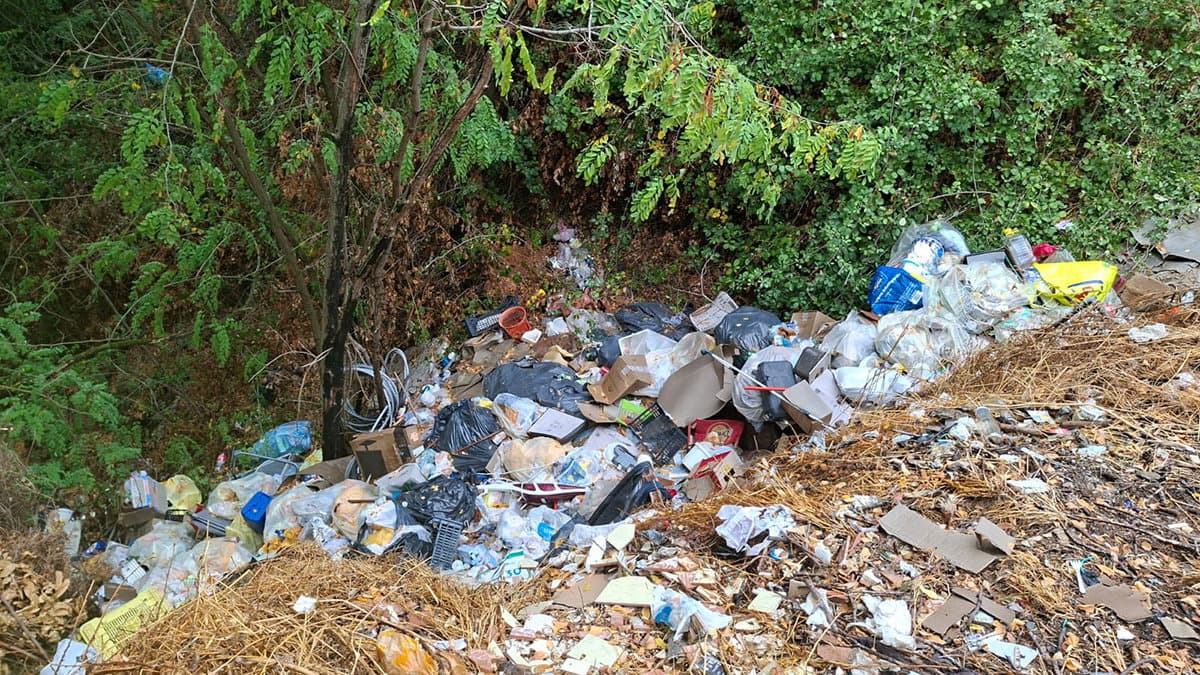 Vergogna tra i boschi di Corigliano: discarica abusiva e fontana storica rotta