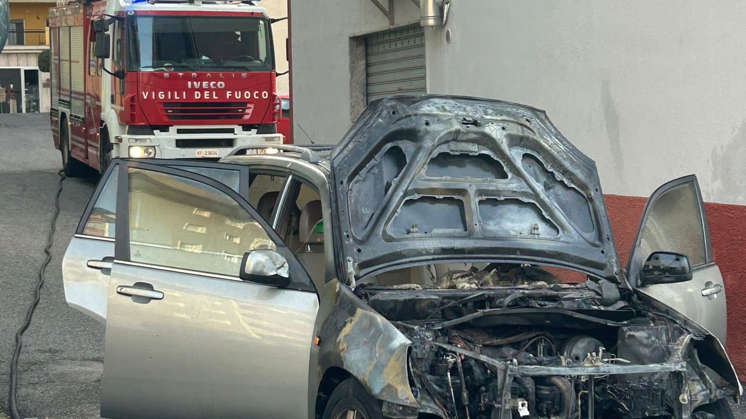 Auto con mamma e bimbi in fiamme: paura a Rossano scalo