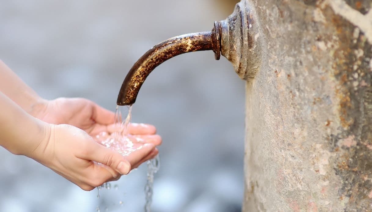«Acqua non conforme e cittadini non avvisati»: l’Opposizione interroga il Sindaco di Longobucco