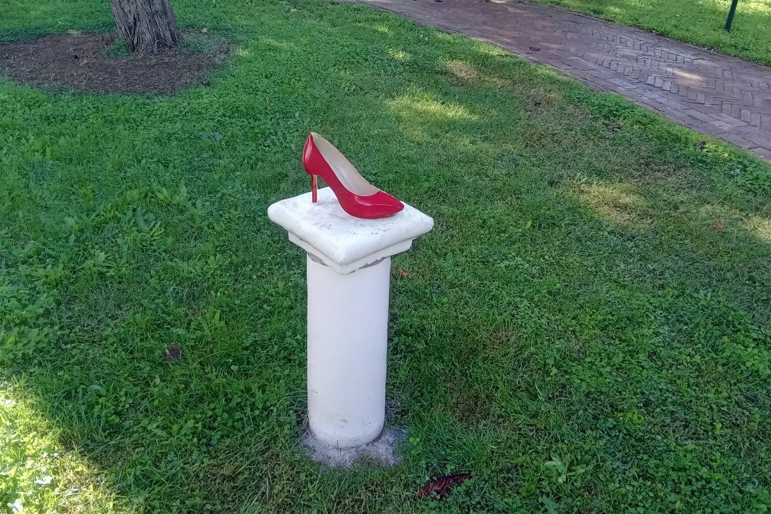 Parco Fabiana Luzzi: ripristinati la panchina e la scarpetta rossa