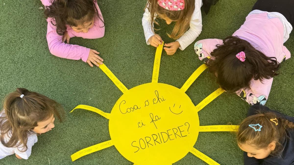 Giornata del sorriso, i bimbi del Magnolia scoprono sé stessi sorridendo allo specchio