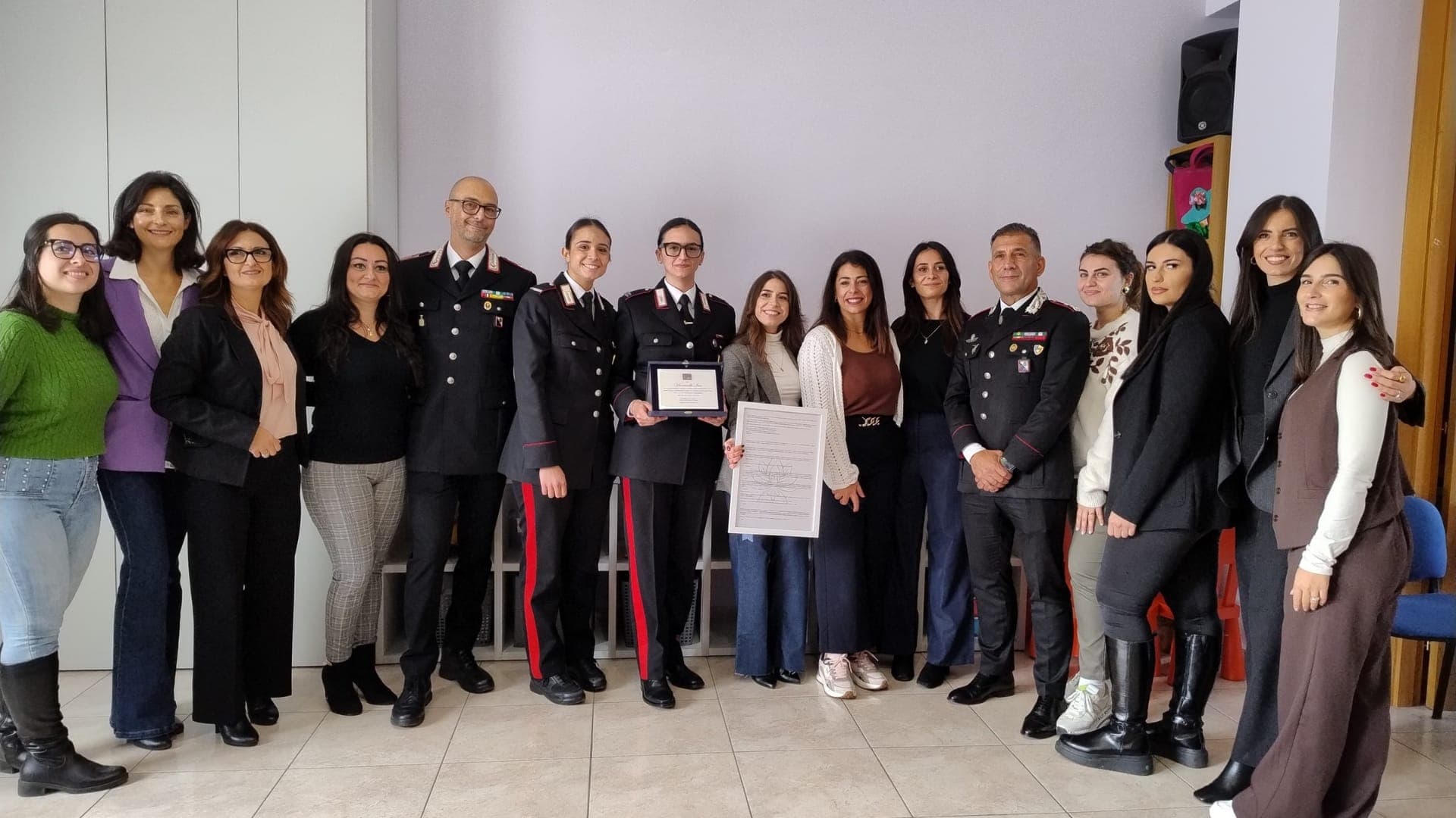 Il Centro Antiviolenza “Fabiana Luzzi” premia il Maresciallo Maria Iuso: «Una guida sicura per le donne che chiedono aiuto»