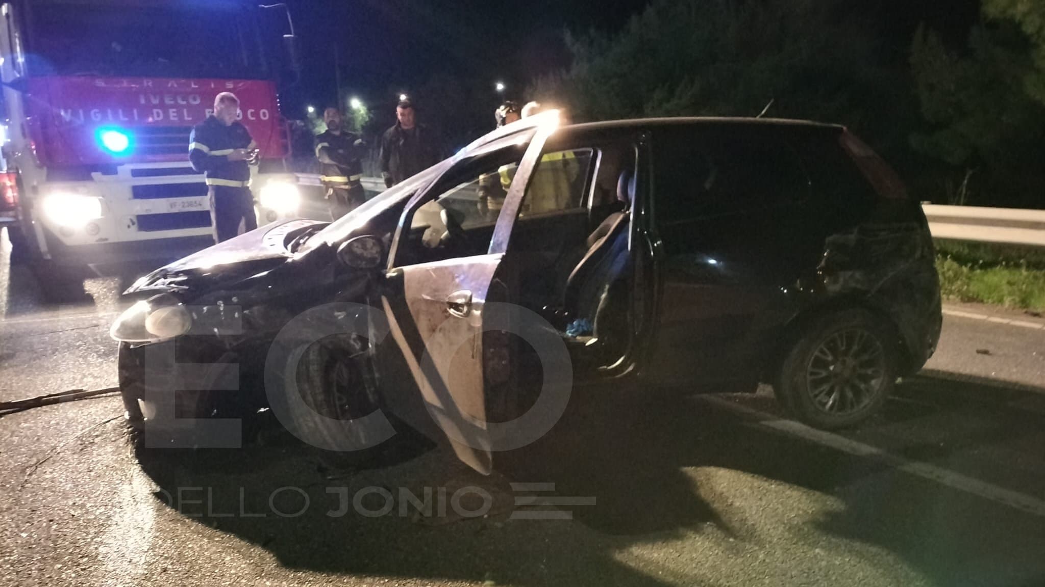 Frontale sulla Statale 106 a Calopezzati: vola il blocco del cambio ad un'auto. Due feriti