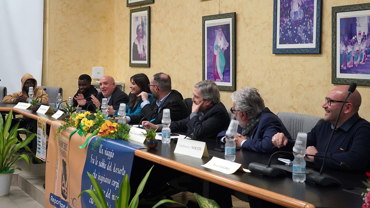"Barche di Sabbia" conquista Spezzano Albanese, affluenza record per la presentazione del libro di Armentano