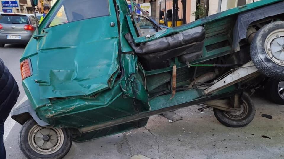 Tragedia sulla Statale 106: muore un 86enne a bordo di un motocarro dopo lo scontro con un crossover