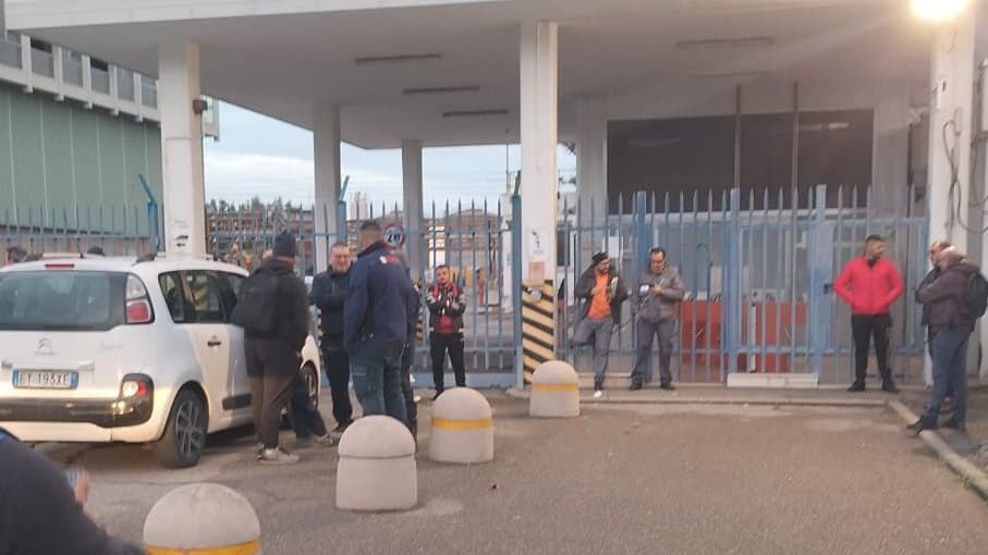 La lenta agonia. Ancora operai incatenati davanti ai cancelli della Centrale Enel di Sant'Irene-Cutura
