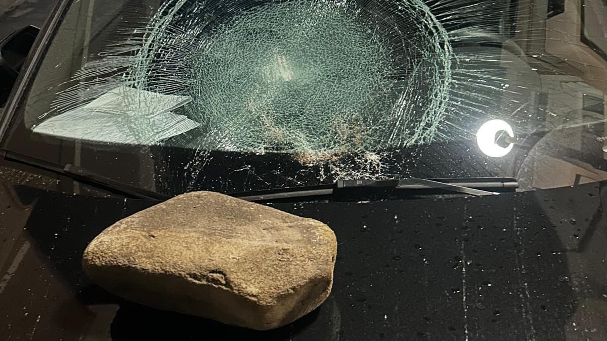 Cariati, masso contro l’auto dell’assessore. «Atto vile, la comunità non arretra»