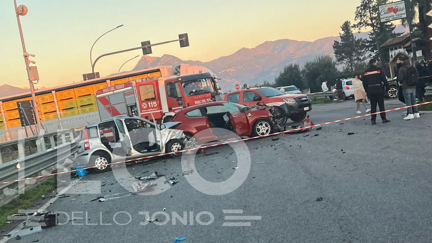 Schianto mortale sulla SS106: due giovani perdono la vita
