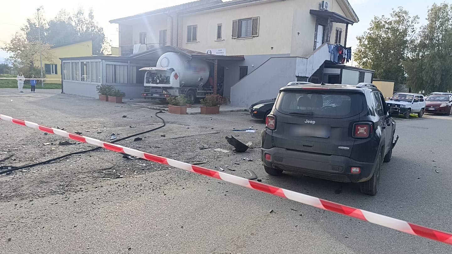 Strage sfiorata ad Apollinara: camion del gas sfonda un bar dopo uno scontro all’incrocio