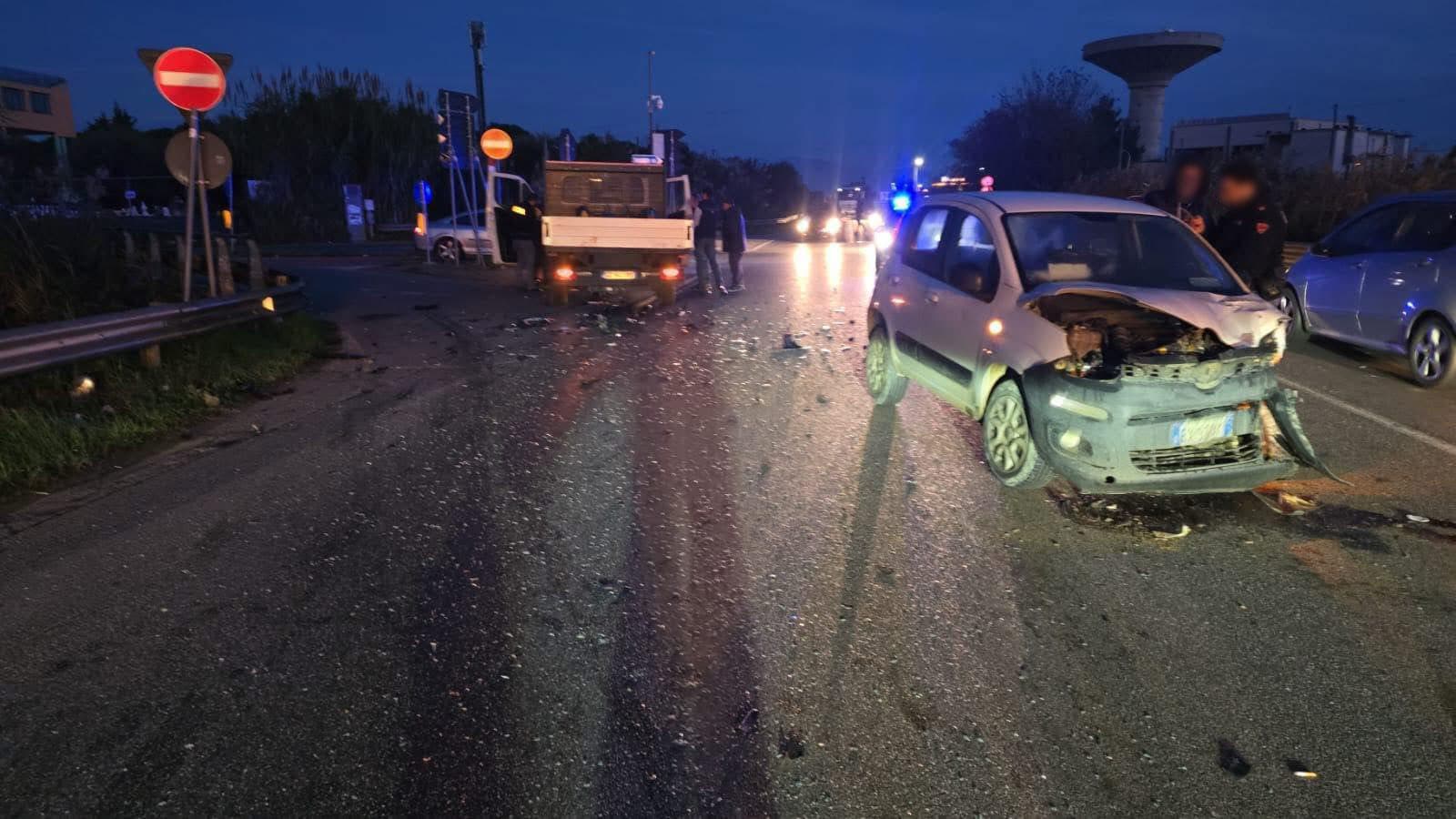 Schianto all’alba sulla SS106 a Corigliano: un ferito