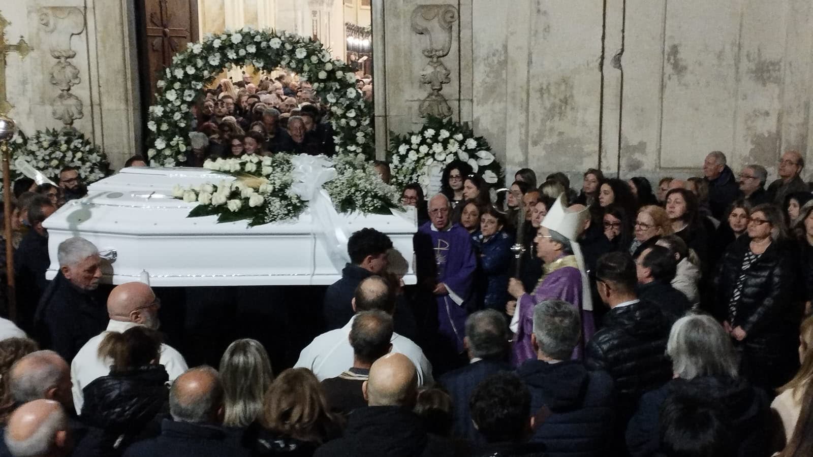 Cassano in lacrime per Chiara e Antonio: la città si ferma davanti al dolore immenso