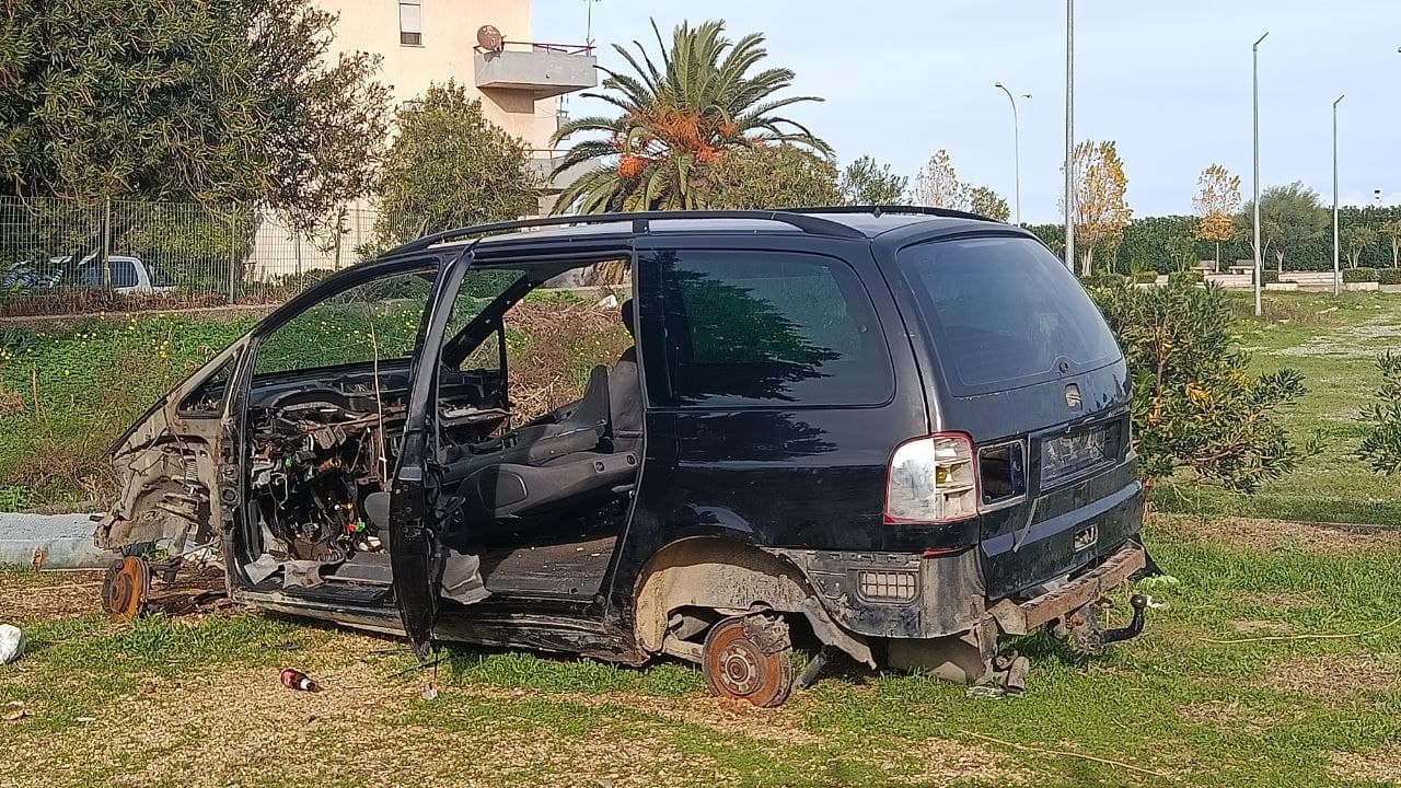 Schiavonea, l’auto abbandonata sul lungomare che nessuno vede