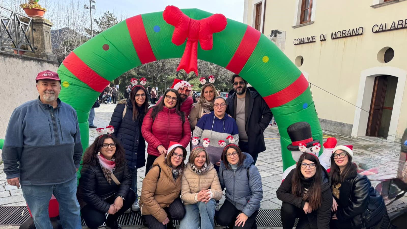 A Morano Calabro parte la programmazione natalizia: bimbi in piazza per l'addobbo dell'Albero