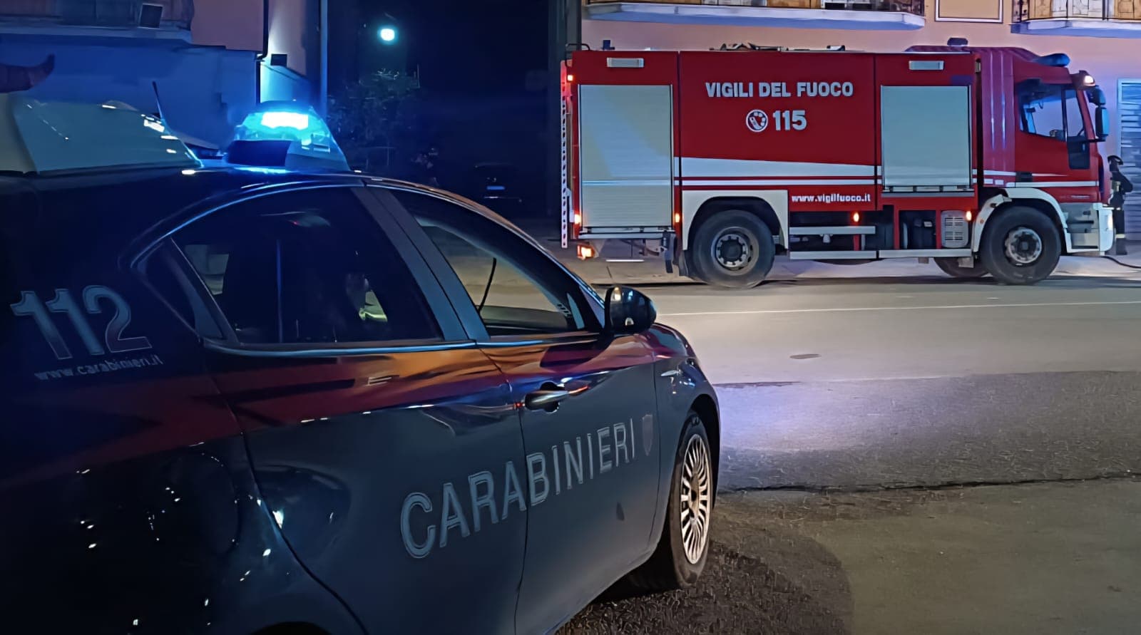 Cassano Ionio, bar-tabacchi in fiamme nella notte: sospetto incendio doloso nel cuore della città