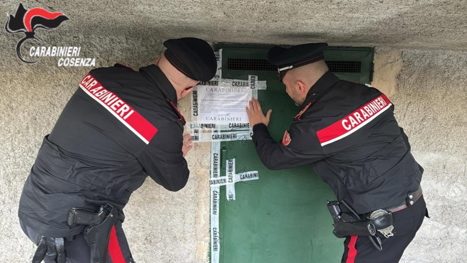 Clandestini ammassati in locali fatiscenti: sequestrato un garage