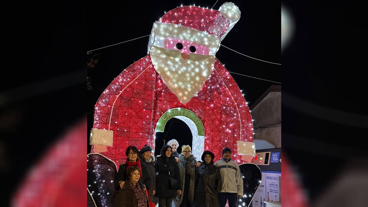 Un imponente Babbo Natale realizzato all'uncinetto illumina le feste di Calopezzati