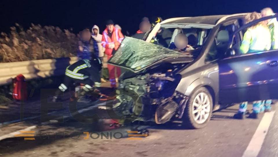 Statale 106, ancora paura sulla Jonica: nuovo incidente agli Stombi. Tre feriti, uno grave
