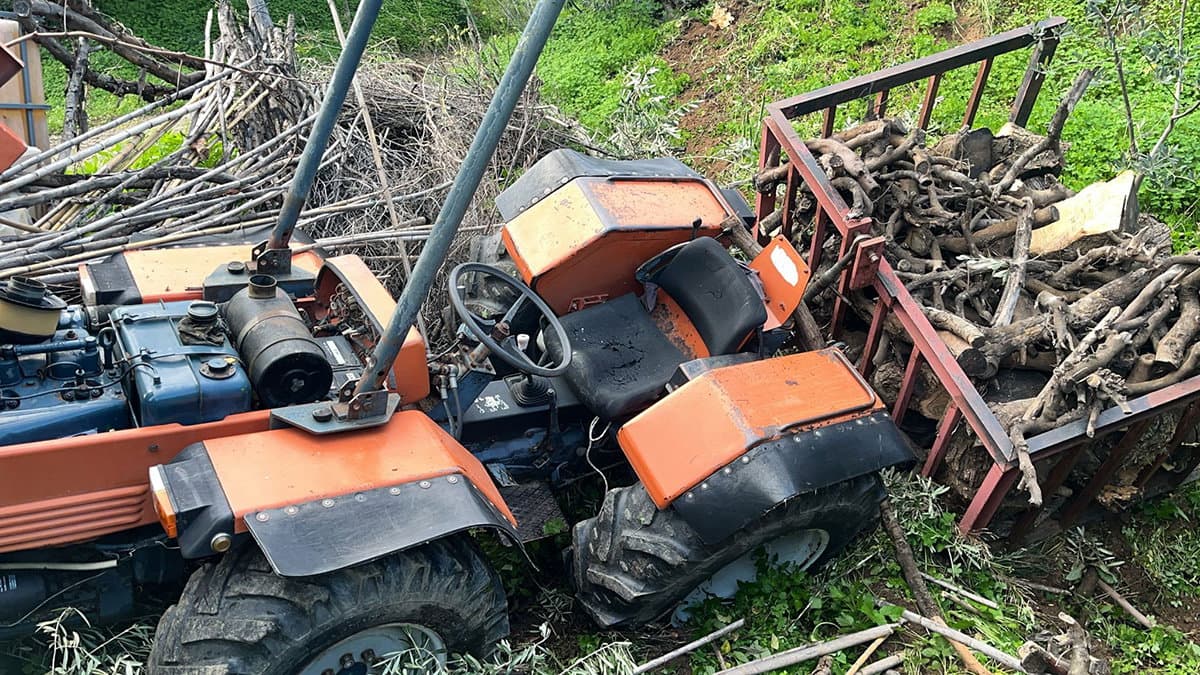 Trattore si ribalta a Piragineti: conducente ferito a una gamba