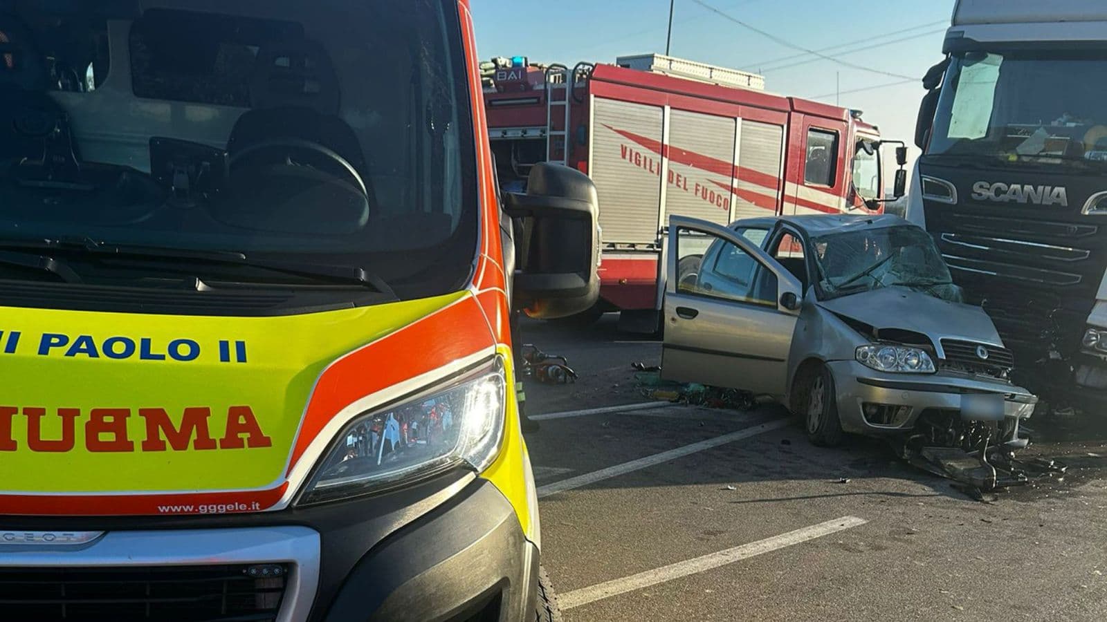 Schianto mortale tra Villapiana e Francavilla: auto finisce sotto un camion
