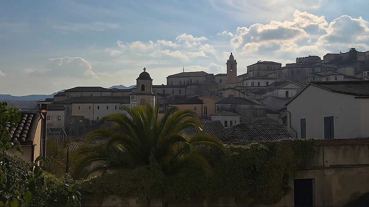 Un'invasione di poesie e racconti: partito nel centro storico di Rossano il progetto “Parole per strada"