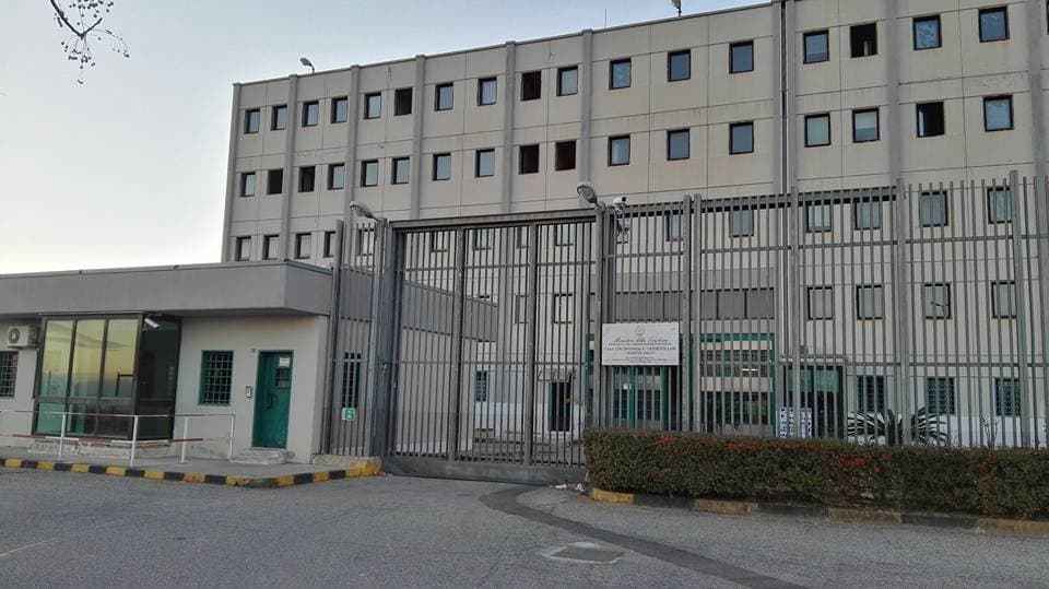 Castrovillari, sventato tentativo di introdurre un cellulare in carcere: fermata un’infermiera