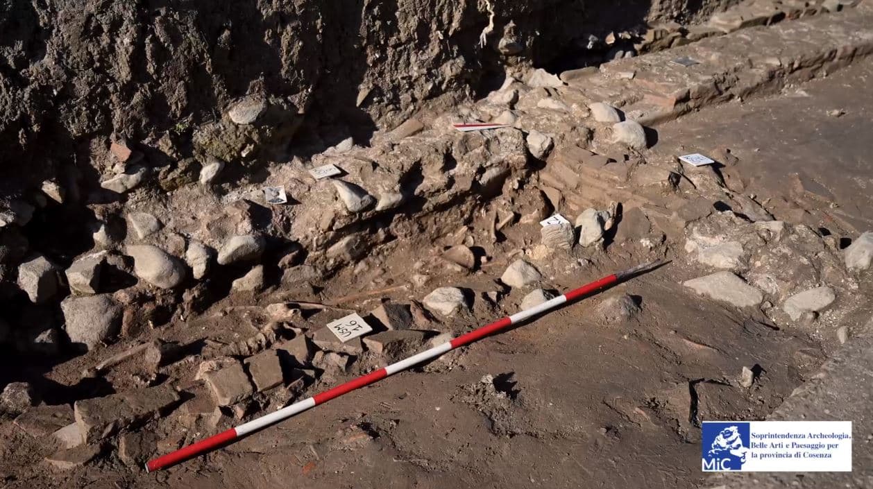 Le mura di Cantinella abbandonate nel V secolo. Ma è mistero sulla loro origine (e datazione) | VIDEO & FOTO