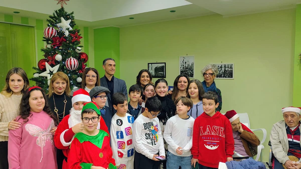 Quando il Natale spegne i telefoni e accende i cuori: a Co-Ro un abbraccio tra generazioni