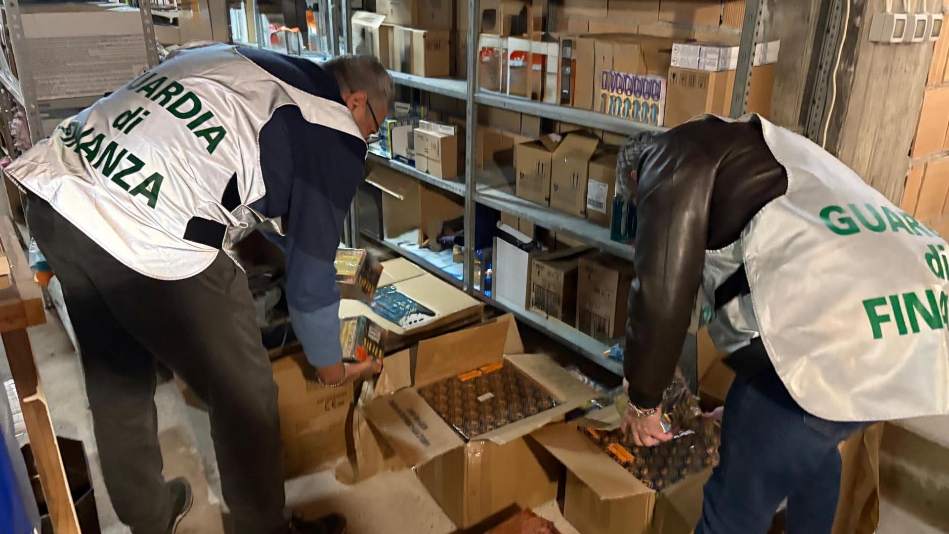Sequestrata una tonnellata di botti illegali: fuochi d’artificio nascosti tra case e negozi, rischio strage evitato
