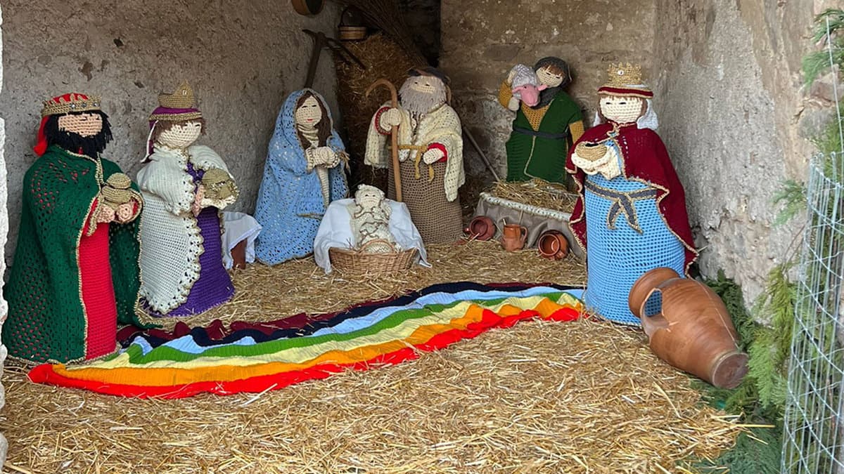 Paludi, inaugurata l’installazione “Filo dopo filo: la magia del Natale in un presepe all’uncinetto”